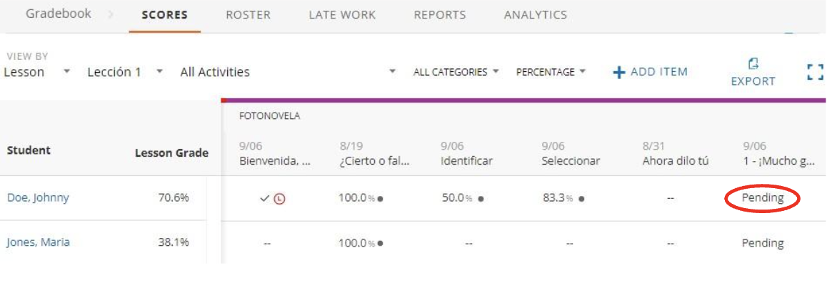 VHL Central Gradebook Scores tab for Lección 1 showing two students with activity scores, with a Pending status highlighted for Doe, Johnny.